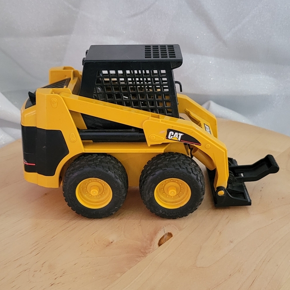 Bruder Caterpillar Skid Steer Loader Toy Figurine - Picture 5 of 16